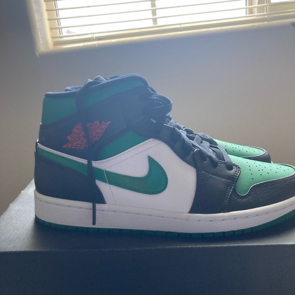 Air Jordan 1 Mid Pine Green sneakers - Picture 2 of 6